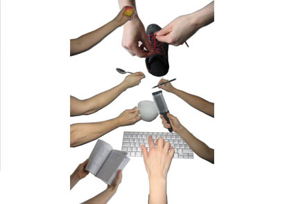 Collage aus H&auml;nden mit Gebrauchsgegenst&auml;nden 