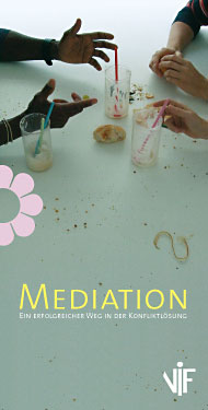 H&auml;de mehrere Personen und Gl&auml;ser auf einem Tisch